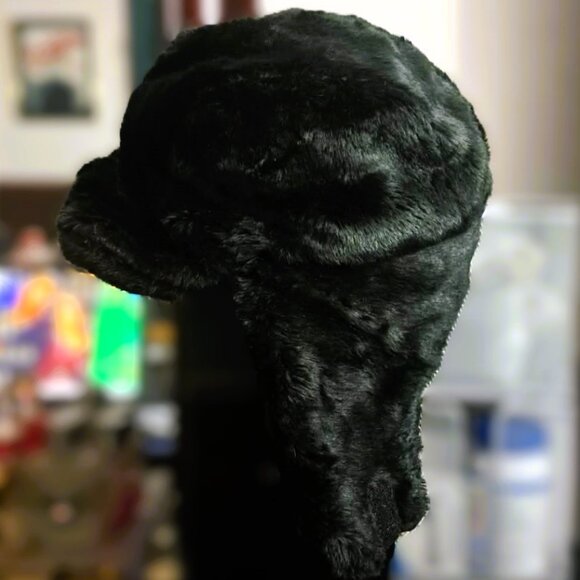 Cozy Unisex Winter Trapper Hat with Genuine Look Fur, Used Like New - Picture 1 of 7